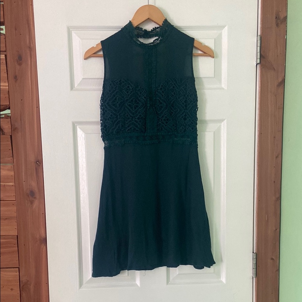 Elegant Sleeveless Lace Dress Size L